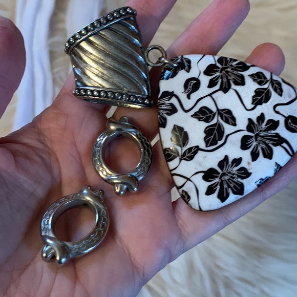 White scarf with pendant - Picture 3 of 10